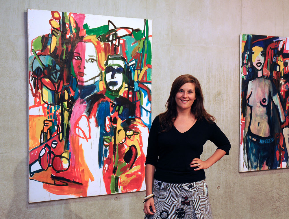 Frau steht vor einem Gemälde