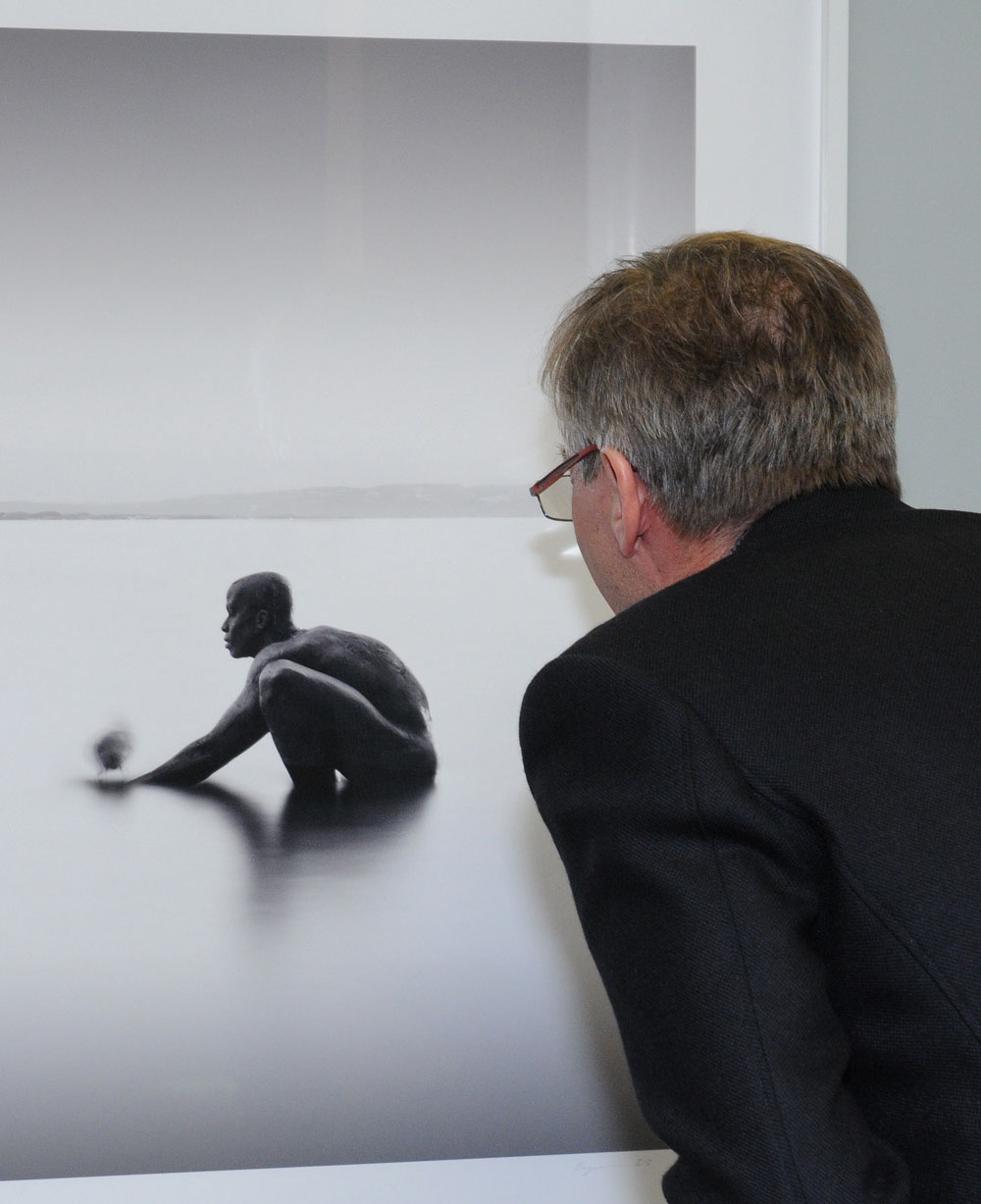 Besucher betrachtet ein Bild in der Galerie