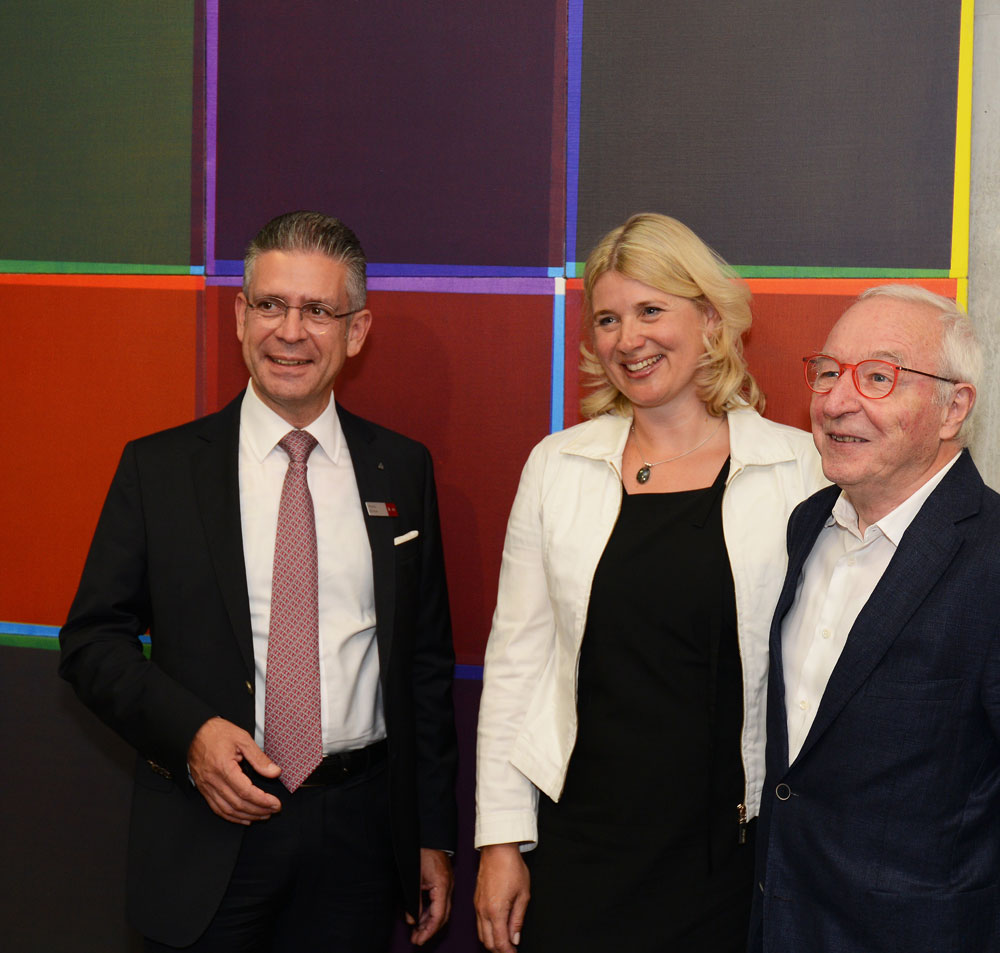 Dr. Barbara Renftle mit Besuchern in der Galerie