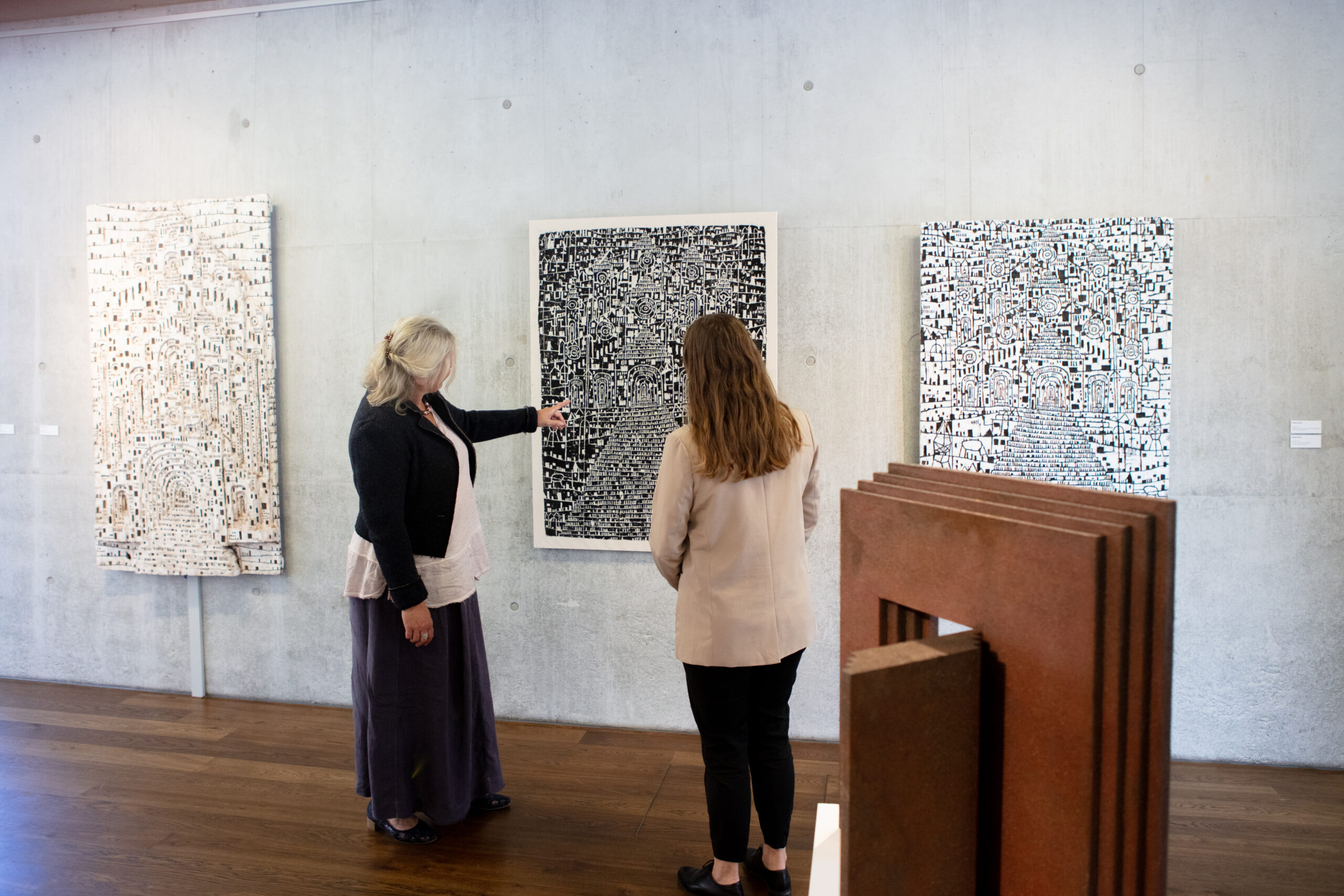 Besucher betrachten Bilder in der Galerie