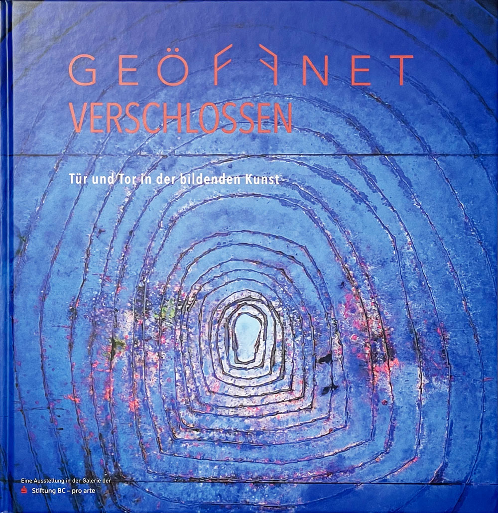 Bild des Katalogs zur Ausstellung Geöffnet – Verschlossen. Tür und Tor in der bildenden Kunst Biberach 2023